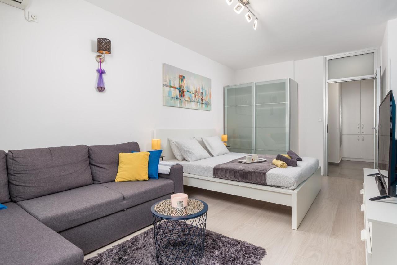 Sunny Studio Apartment With Balcony 리예카 외부 사진