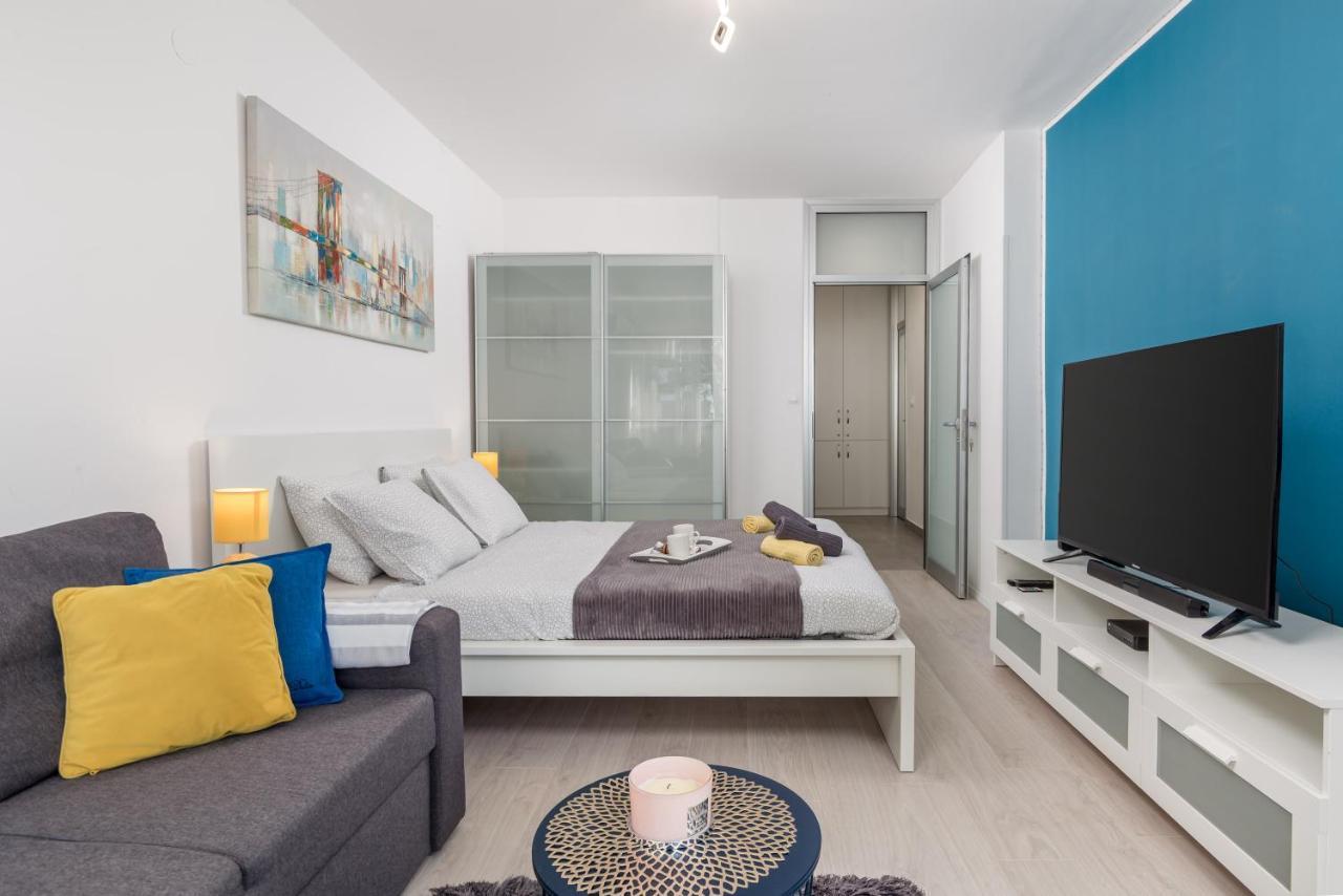 Sunny Studio Apartment With Balcony 리예카 외부 사진
