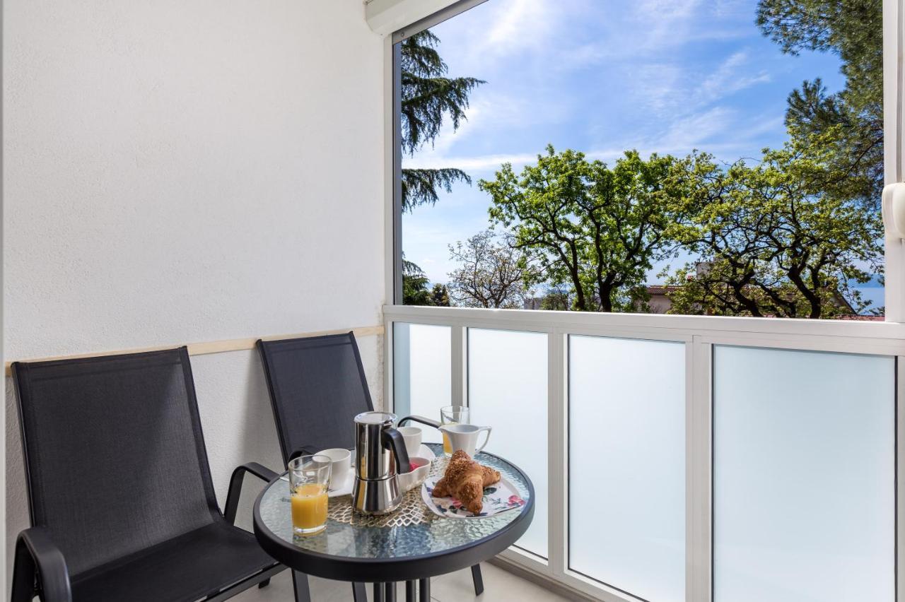 Sunny Studio Apartment With Balcony 리예카 외부 사진