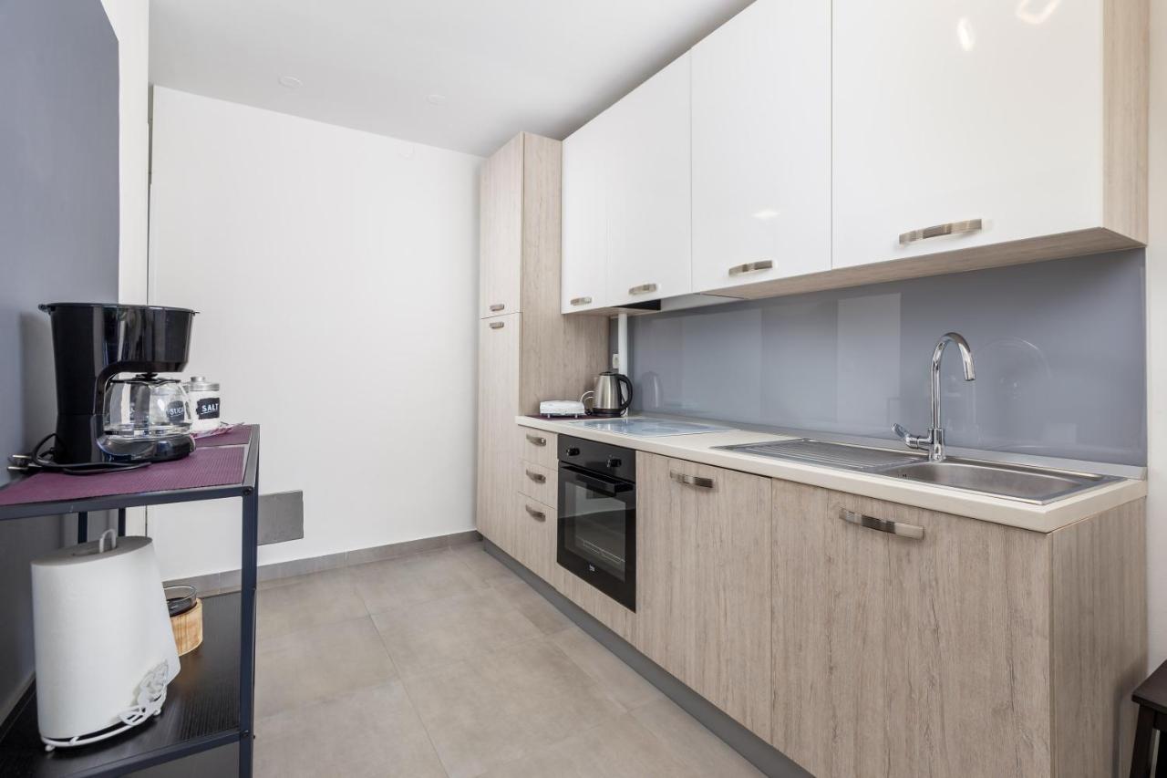Sunny Studio Apartment With Balcony 리예카 외부 사진