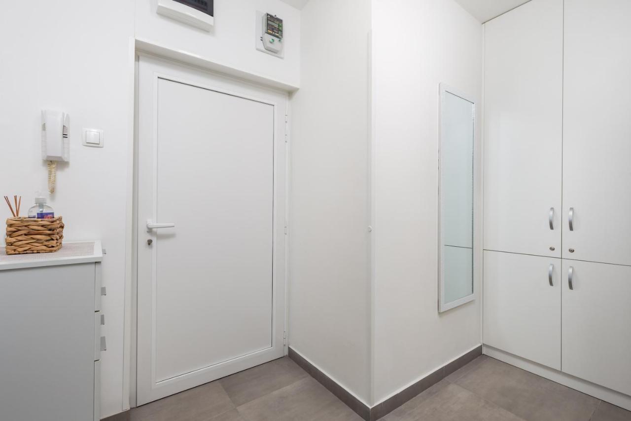 Sunny Studio Apartment With Balcony 리예카 외부 사진